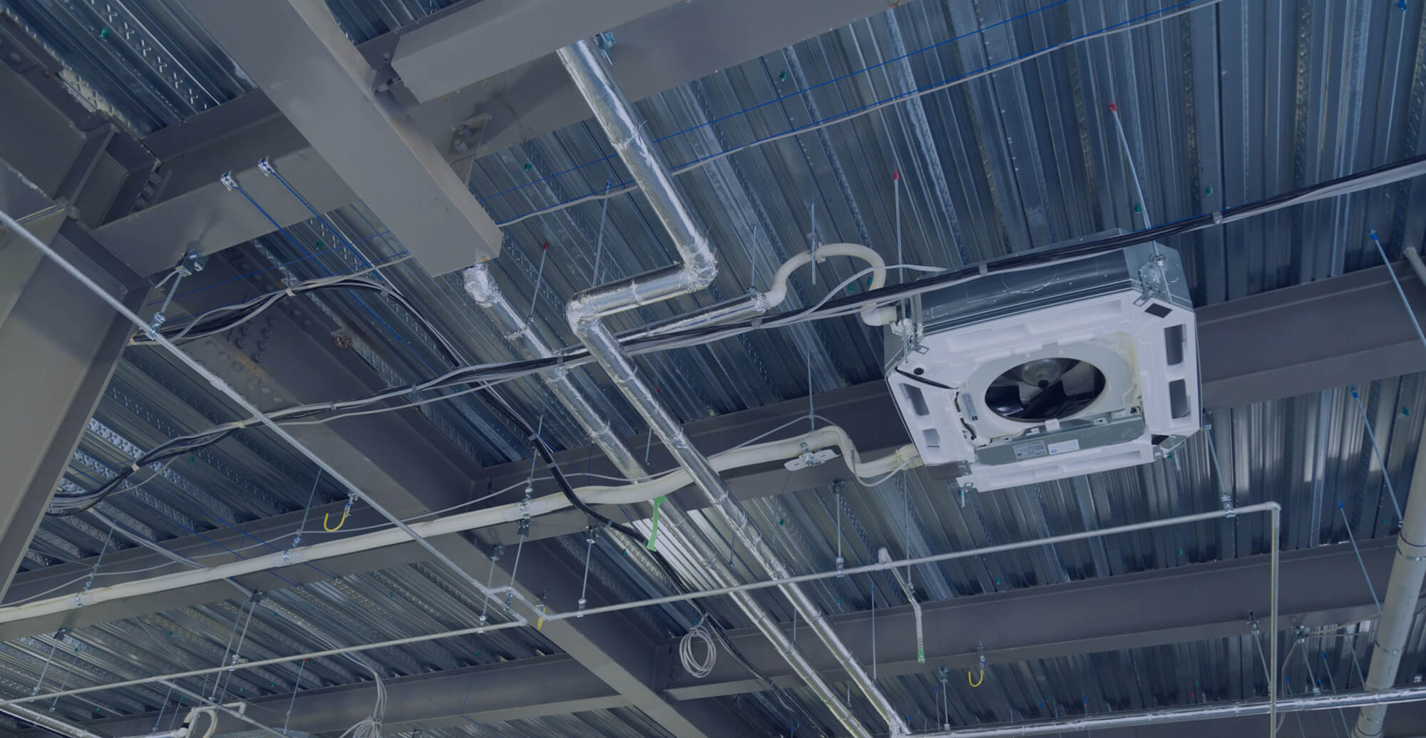 見えないところまで、きちんと 暮らしに寄り添うエアコン工事