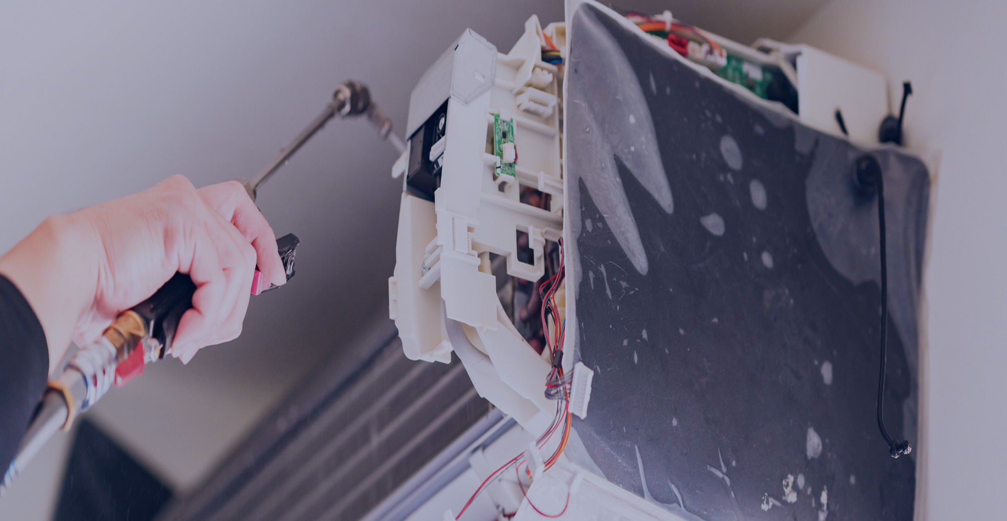 見えないところまで、きちんと 暮らしに寄り添うエアコン工事